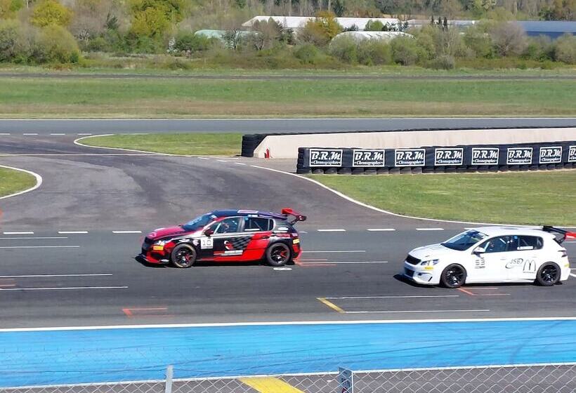 צימר Le Poutic Piscine Chauffee