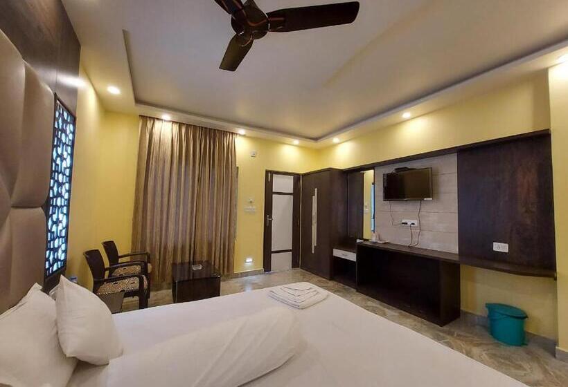 בית מלון כפרי Holiday Beach Resort !! Beach Distance 50 Mts !!