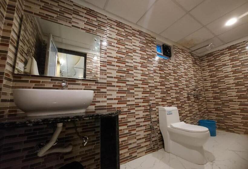 בית מלון כפרי Holiday Beach Resort !! Beach Distance 50 Mts !!