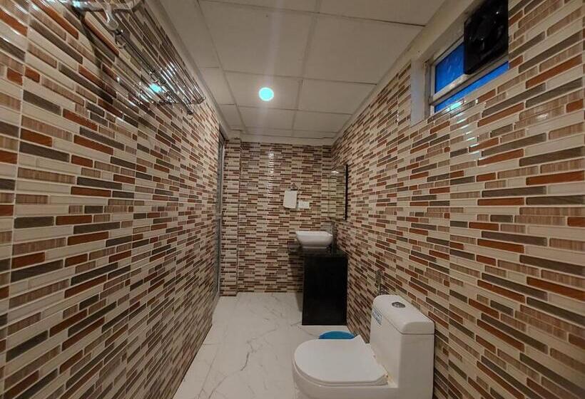 בית מלון כפרי Holiday Beach Resort !! Beach Distance 50 Mts !!