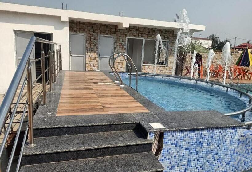 בית מלון כפרי Holiday Beach Resort !! Beach Distance 50 Mts !!