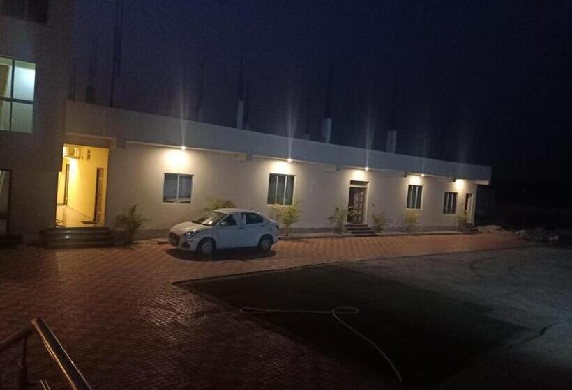 בית מלון כפרי Holiday Beach Resort !! Beach Distance 50 Mts !!