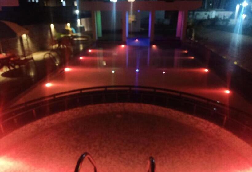 ホテル Holiday Beach Resort !! Beach Distance 50 Mts !!