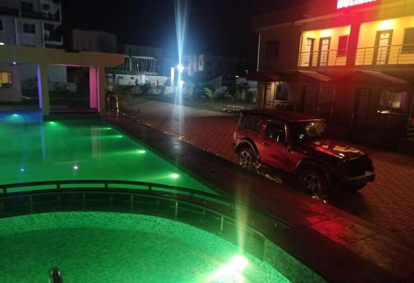 בית מלון כפרי Holiday Beach Resort !! Beach Distance 50 Mts !!