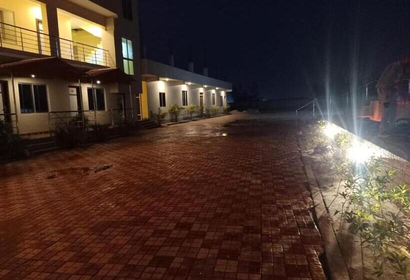 בית מלון כפרי Holiday Beach Resort !! Beach Distance 50 Mts !!