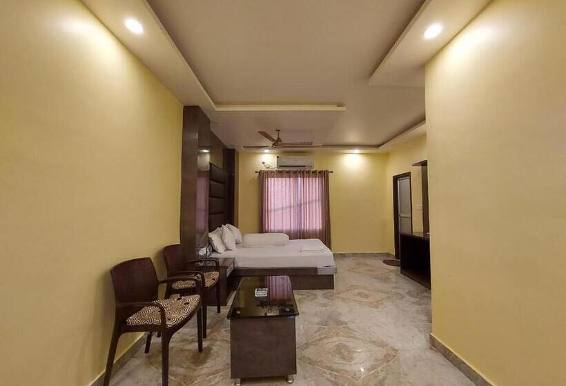 בית מלון כפרי Holiday Beach Resort !! Beach Distance 50 Mts !!