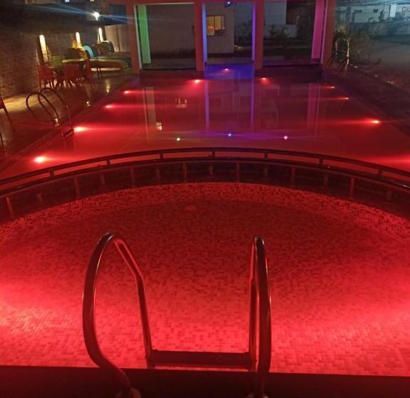 בית מלון כפרי Holiday Beach Resort !! Beach Distance 50 Mts !!