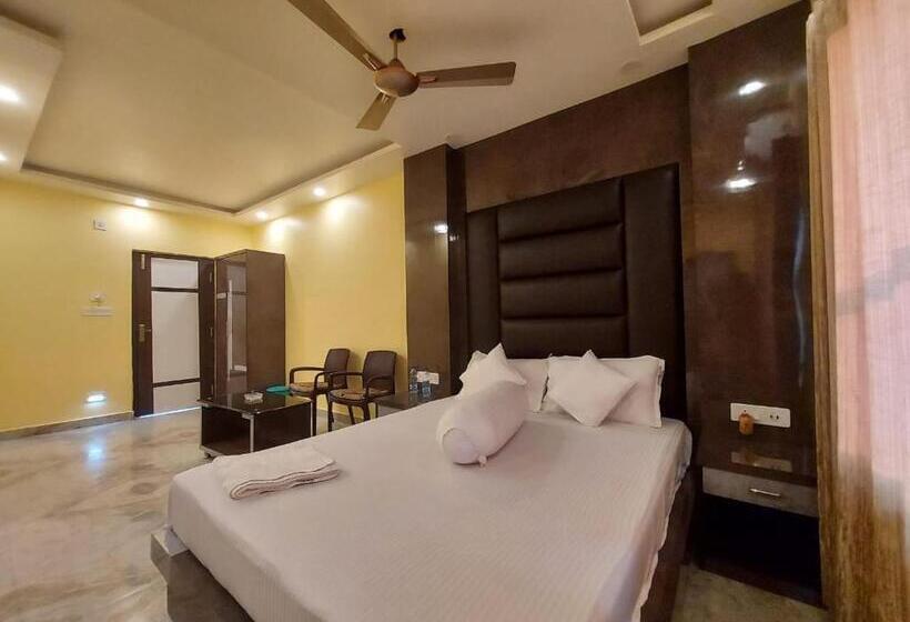 בית מלון כפרי Holiday Beach Resort !! Beach Distance 50 Mts !!