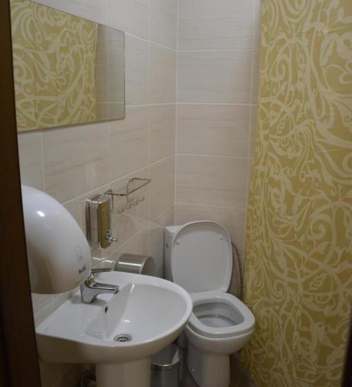 Hostel хостел під фікусом