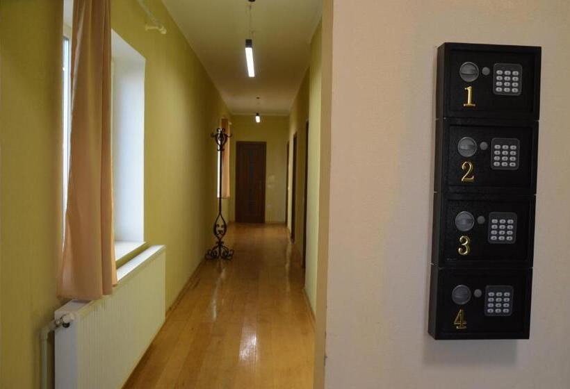 Hostel хостел під фікусом