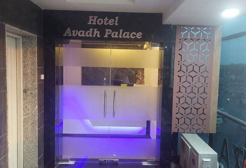 호텔 Avadh Palace