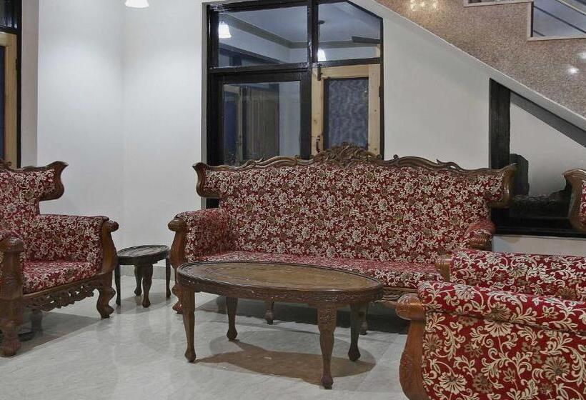 Отель Oyo Flagship 81045 East Lodge