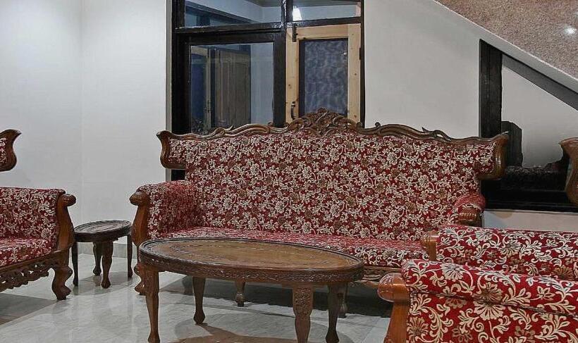 Отель Oyo Flagship 81045 East Lodge