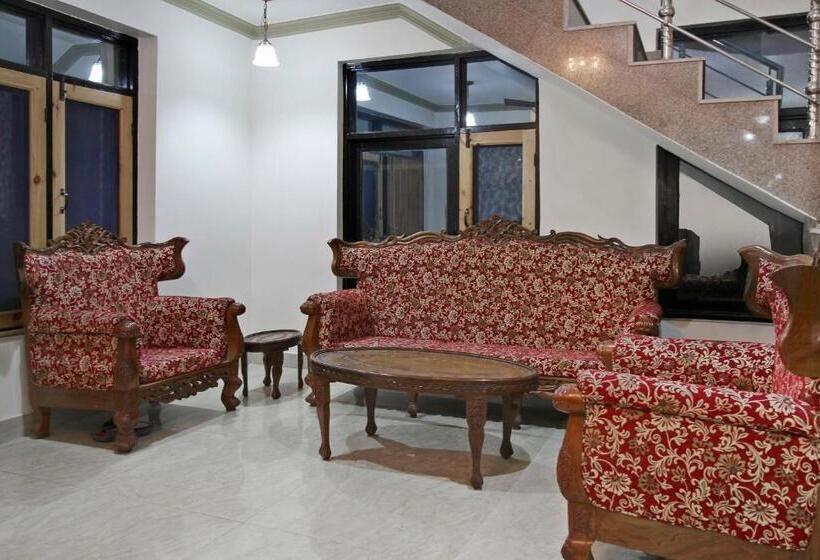 Отель Oyo Flagship 81045 East Lodge