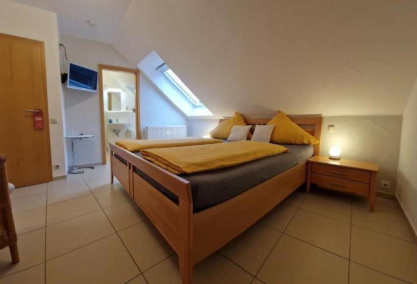 بنسيون Weingut U. Gästehaus Becker