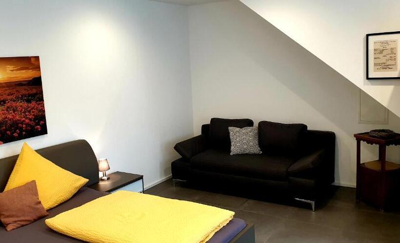 ペンション Weingut U. Gästehaus Becker