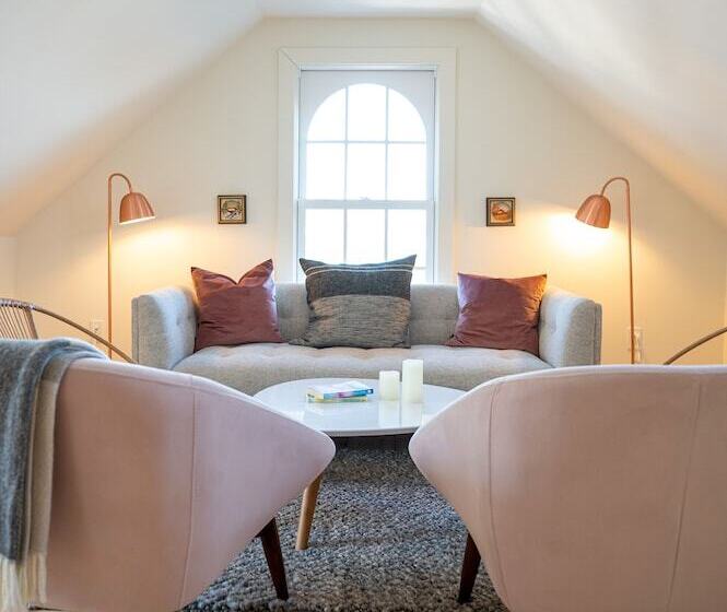 فندق صغير The August House