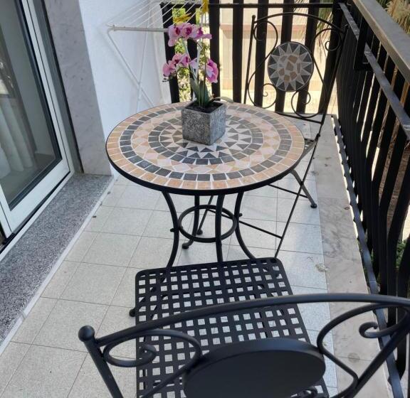 تختخواب و صبحانه La Trinacria