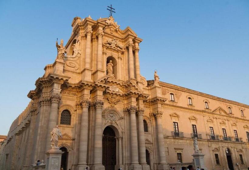 تختخواب و صبحانه La Trinacria