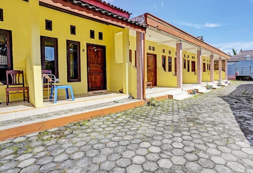 ホテル Spot On 92372 Rinda Homestay Syariah & Resto