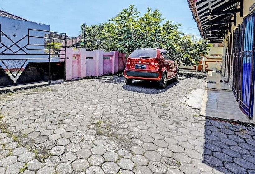 ホテル Spot On 92372 Rinda Homestay Syariah & Resto