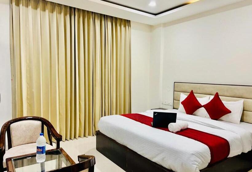 Hotelli The Lycoris Near Bus Stand Zirakpur On Ambala Highway