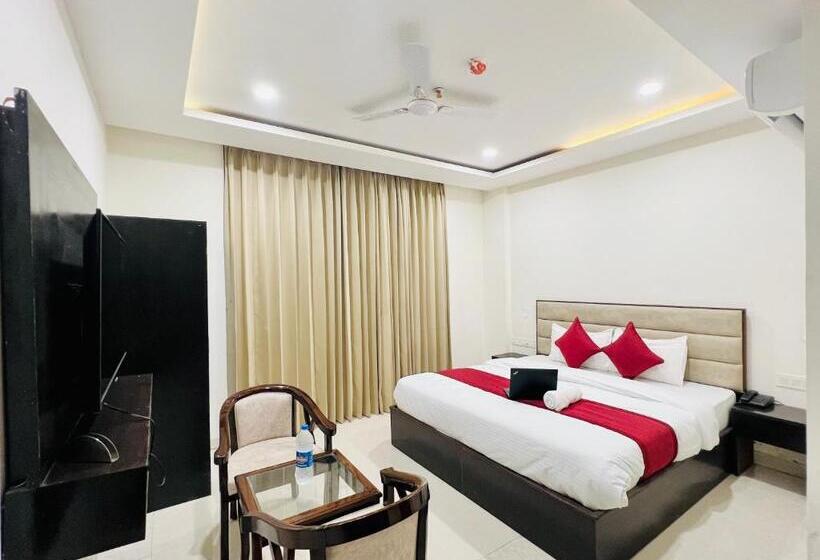 Hotelli The Lycoris Near Bus Stand Zirakpur On Ambala Highway