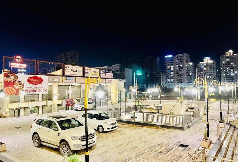 Hotelli The Lycoris Near Bus Stand Zirakpur On Ambala Highway