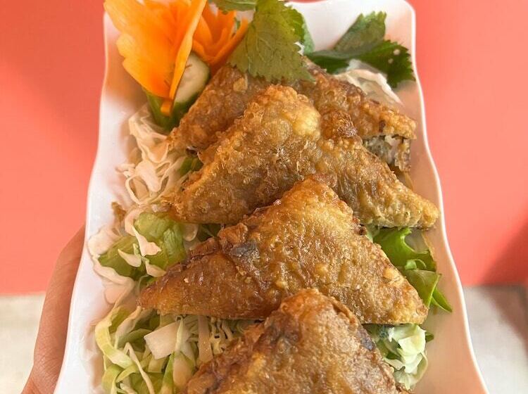 Lapis Restaurant And Hostel