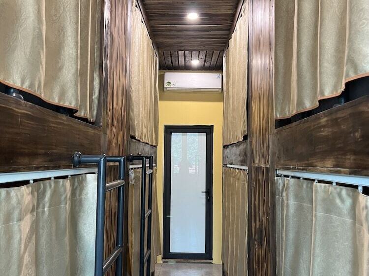 Lapis Restaurant And Hostel