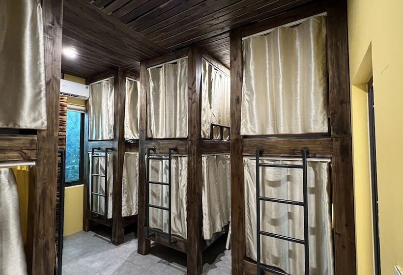 Lapis Restaurant And Hostel