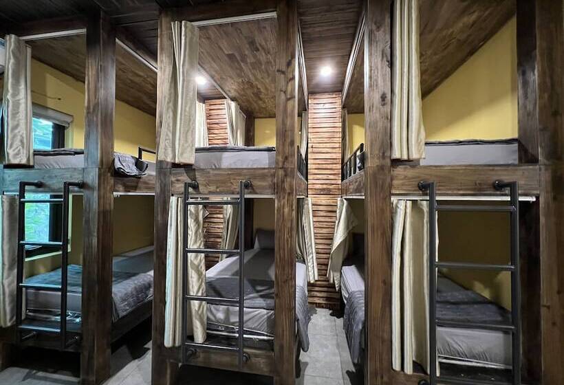 Lapis Restaurant And Hostel