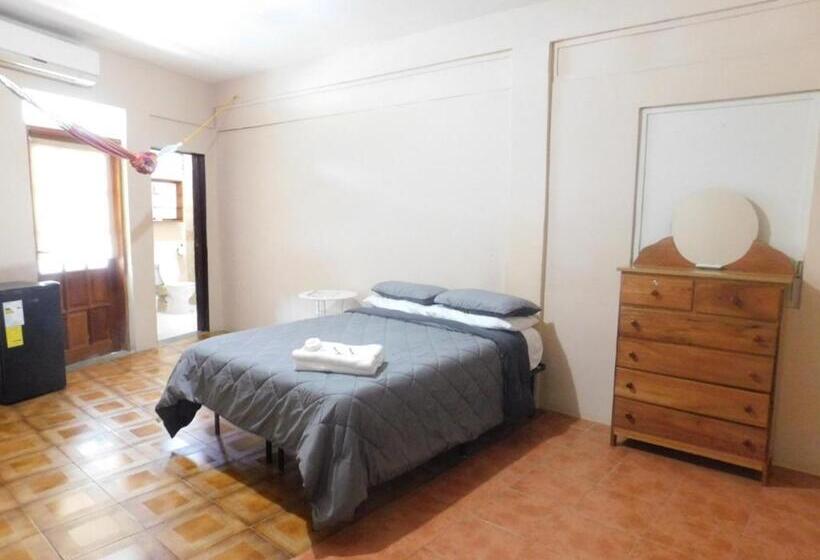 פנסיון Arnold S Guest House