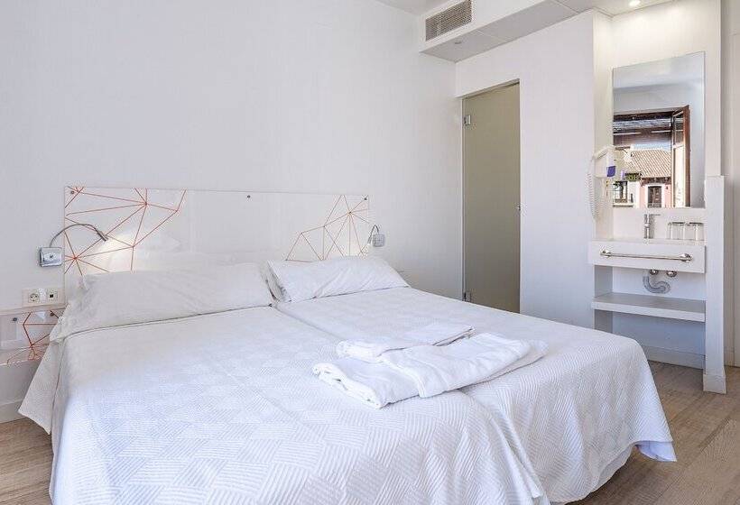 مسافرخانه AMC Granada