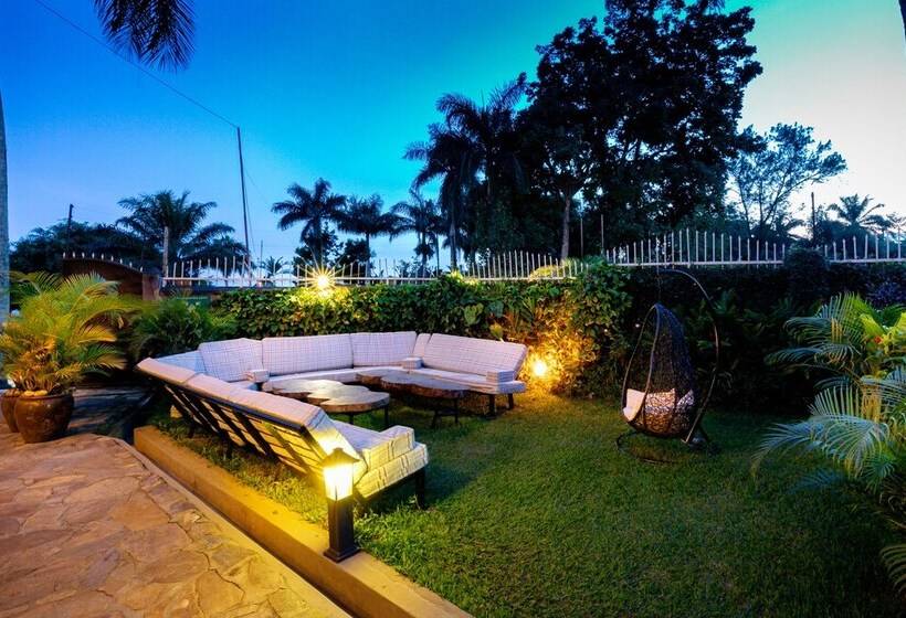 هتل 2 Friends Beach