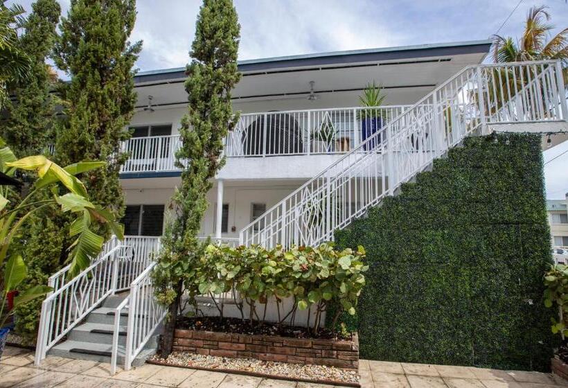 Отель Beachside All Suites