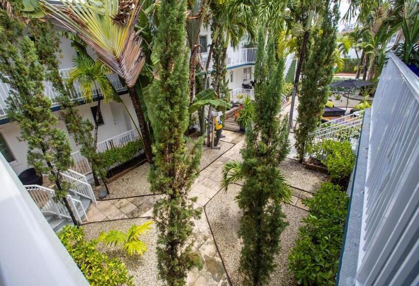 Отель Beachside All Suites