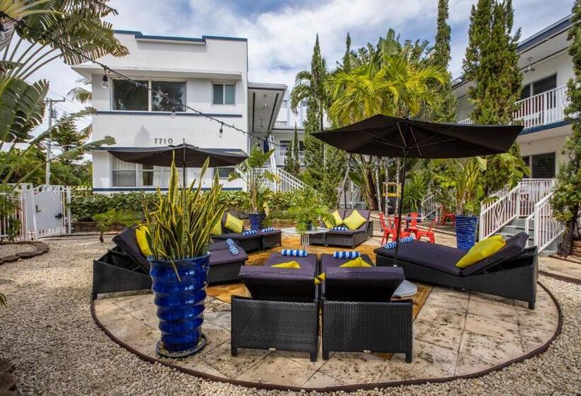 Отель Beachside All Suites