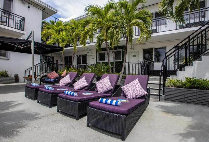 Отель Beachside All Suites