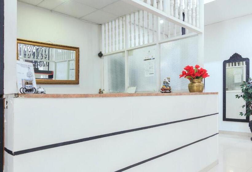 בית מלון כפרי Colonial Plaza