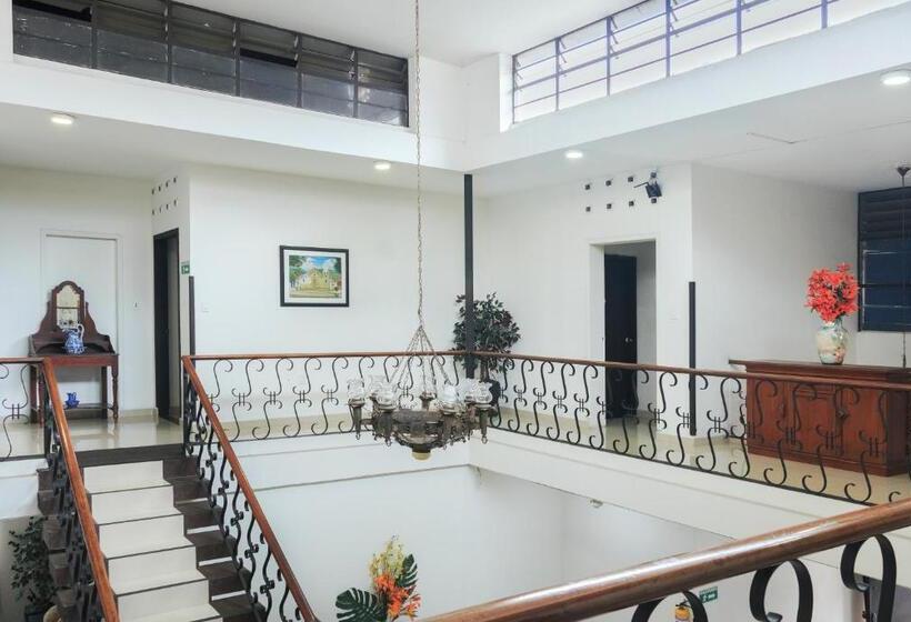 בית מלון כפרי Colonial Plaza