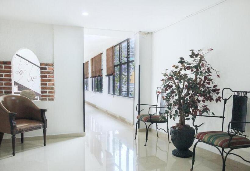 בית מלון כפרי Colonial Plaza