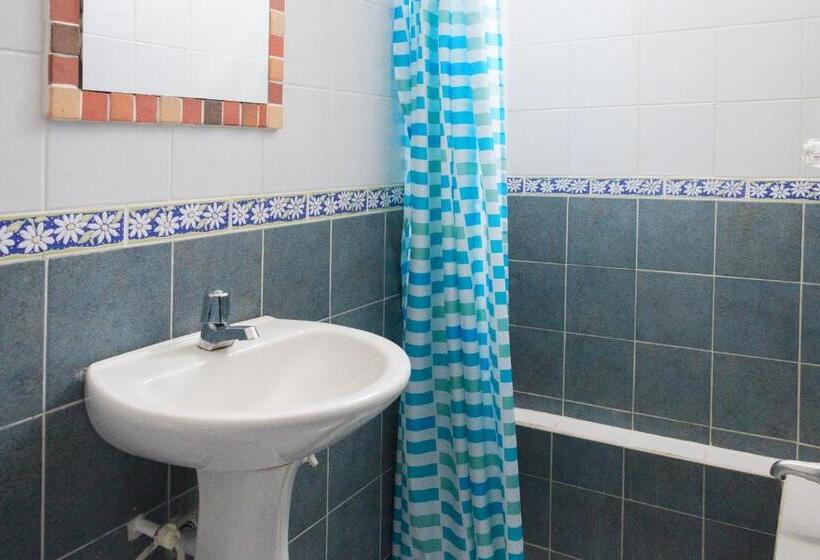 בית מלון כפרי Colonial Plaza