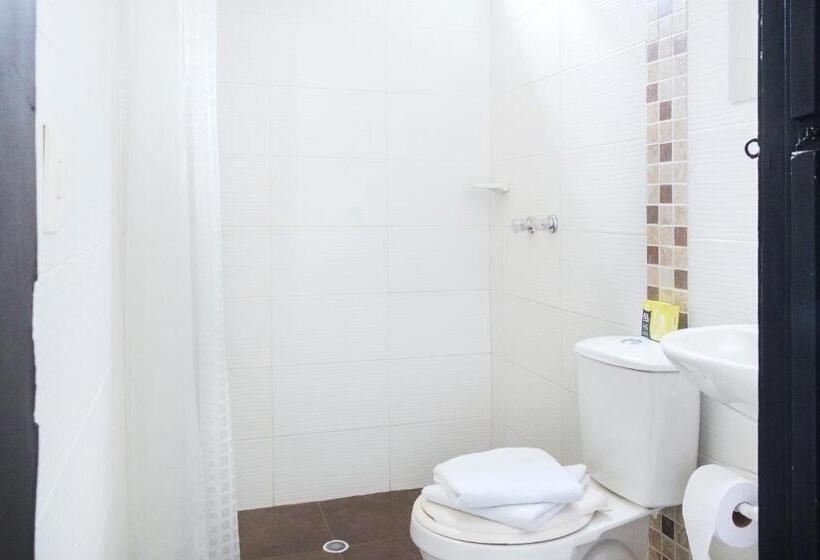 בית מלון כפרי Colonial Plaza