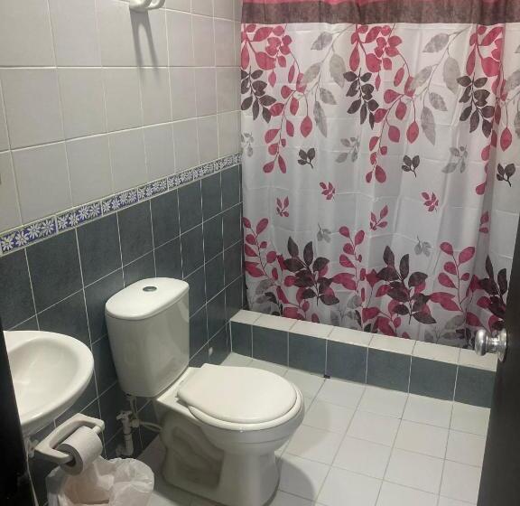 בית מלון כפרי Colonial Plaza