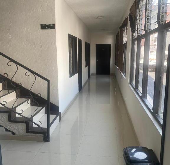 בית מלון כפרי Colonial Plaza