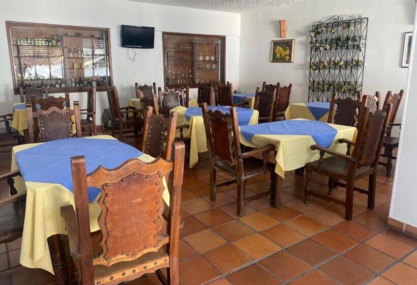 בית מלון כפרי Colonial Plaza