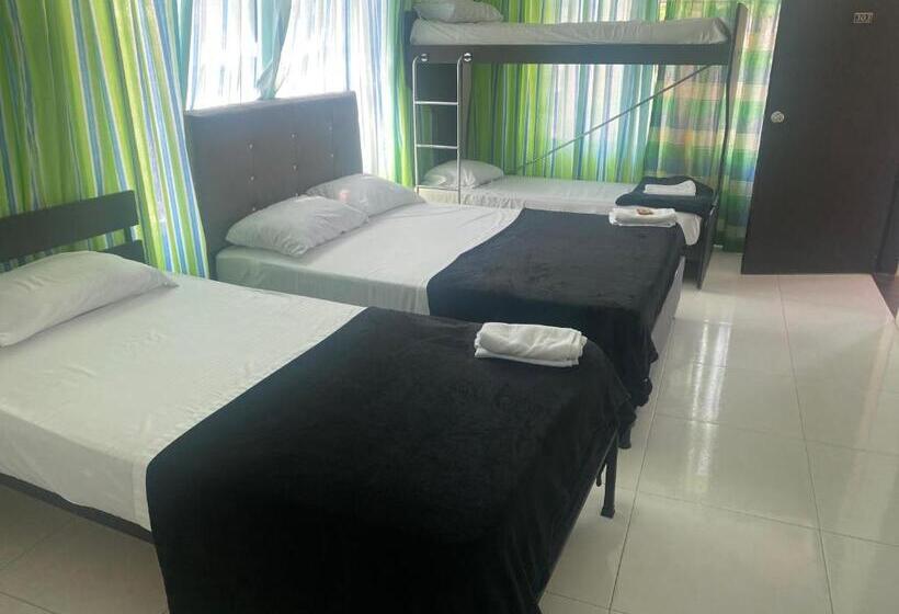 בית מלון כפרי Colonial Plaza