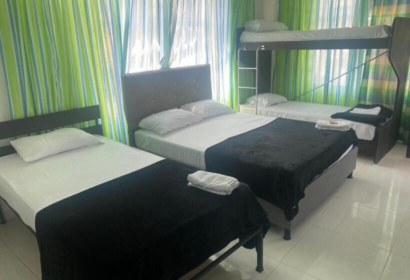 בית מלון כפרי Colonial Plaza