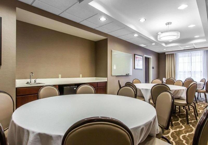 בית מלון כפרי Comfort Suites Youngstown North